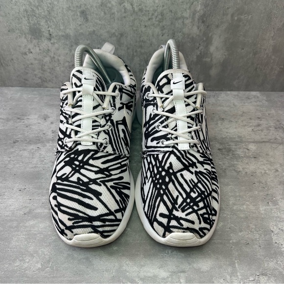 Nike Roshe Run Running Shoes 599432-110 Womens sz 8 - black/white - Picture 2 of 6